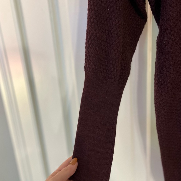 Athletic Scoop-neck Sweater pullover - Picture 2 of 2